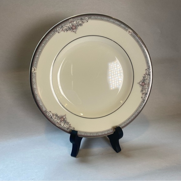 Royal Doulton Replacement Fine China Jillian H5193 Bread and Butter Plate 6.5” - Picture 1 of 6